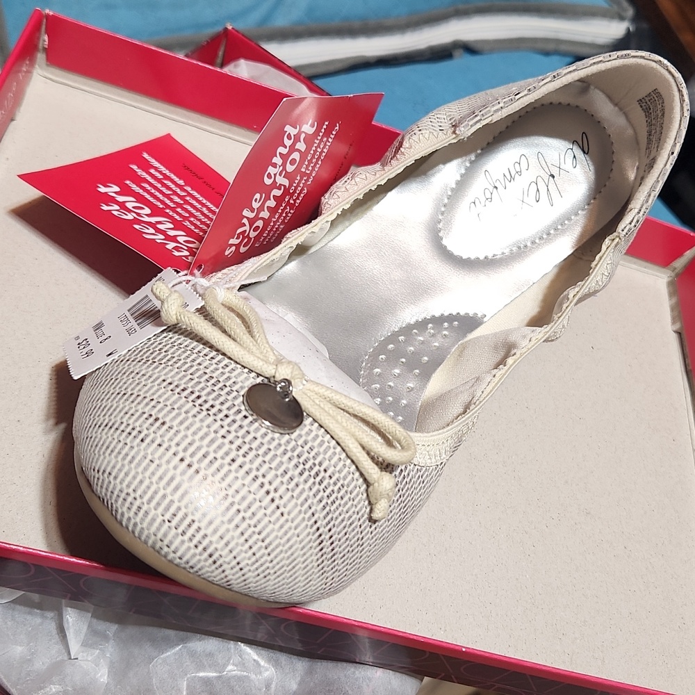 DexFlex Comfort Shoes women's size 8W tan/silver color.